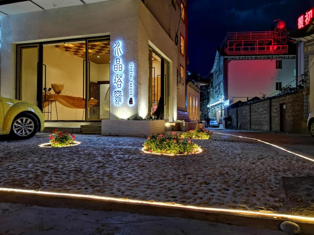 Dali Crystal Tarot Inn