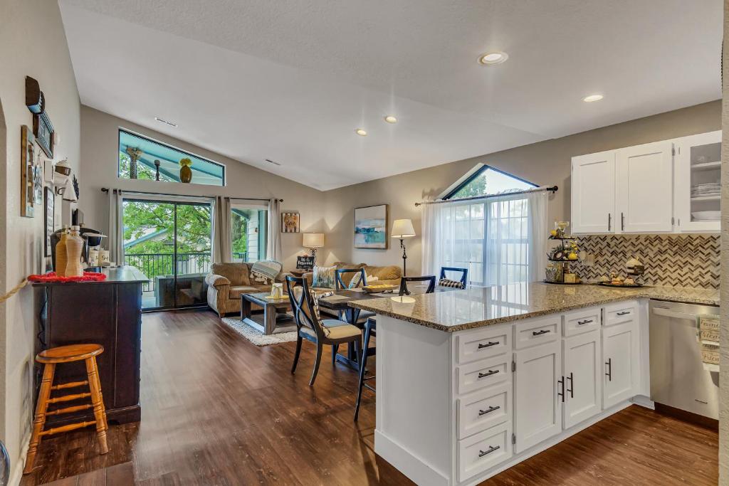 2 Bed Condo-The Greens at Thousand Hills-Coffee Bar image