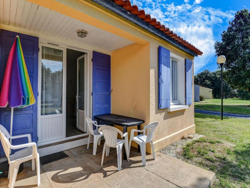 Gîte le Chêne Vert in a holiday park with pool photo 4
