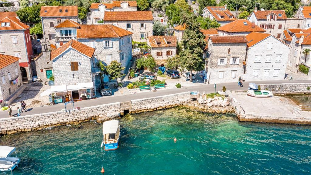 Charming Bohemian house in Perast photo 1