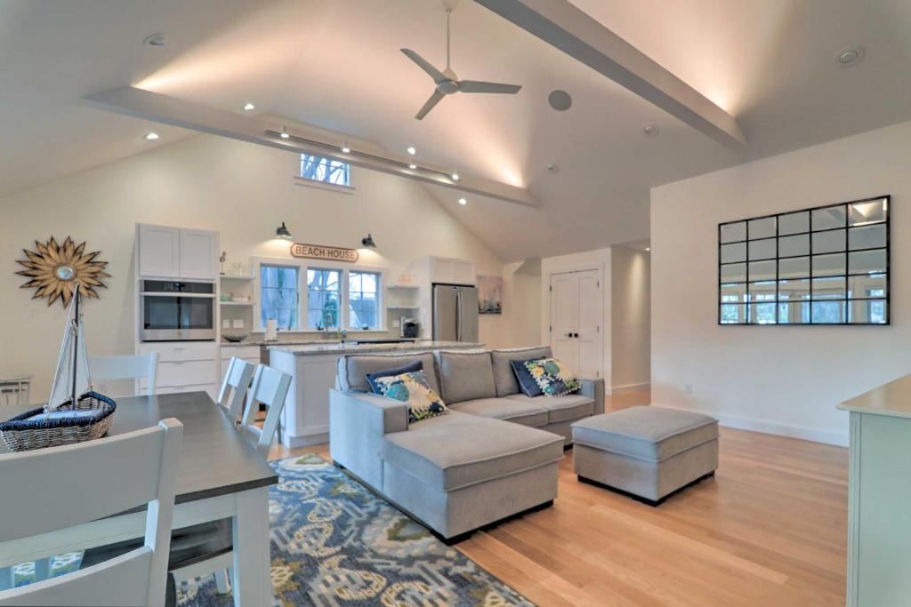 Cape Cod Cottage with Outdoor Shower Walk to Beach! photo 4