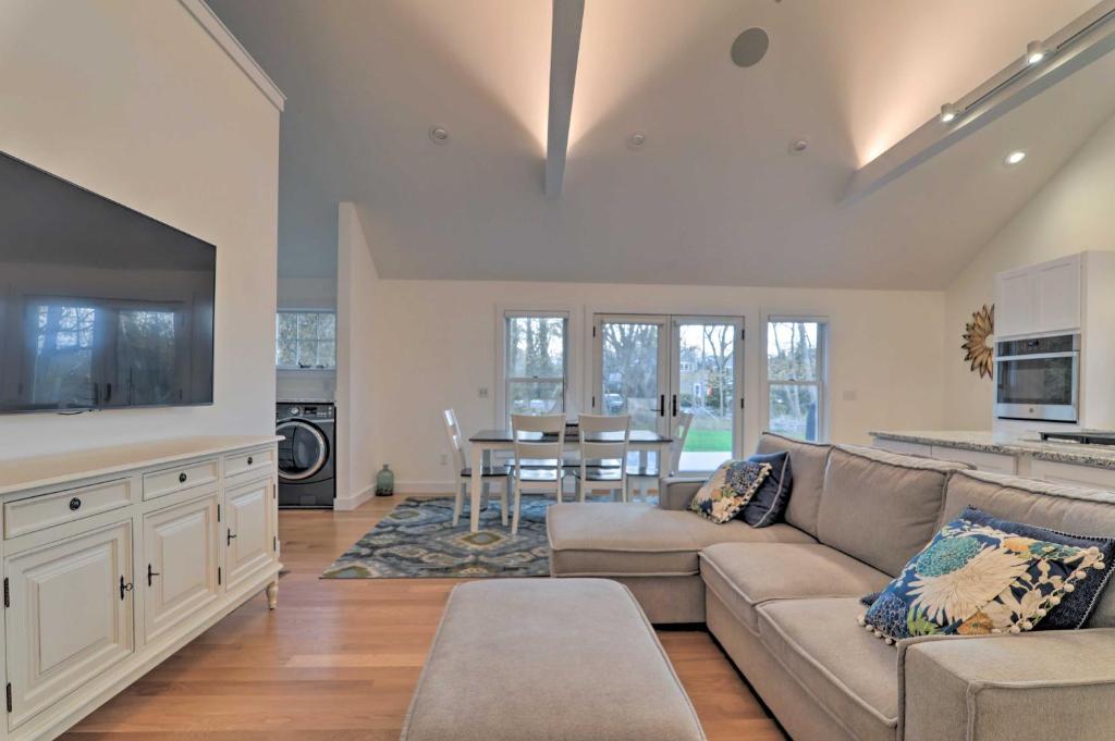 Cape Cod Cottage with Outdoor Shower Walk to Beach! photo 3