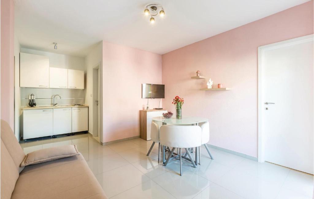 Nice Apartment In Podstrana With 1 Bedrooms, Wifi And Outdoor Swimming Pool photo 1