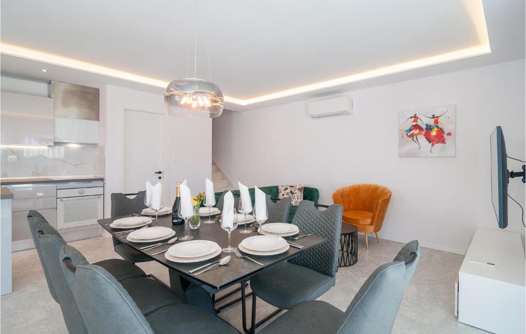Nice Home In Sumartin With Outdoor Swimming Pool, Wifi And 3 Bedrooms photo 3