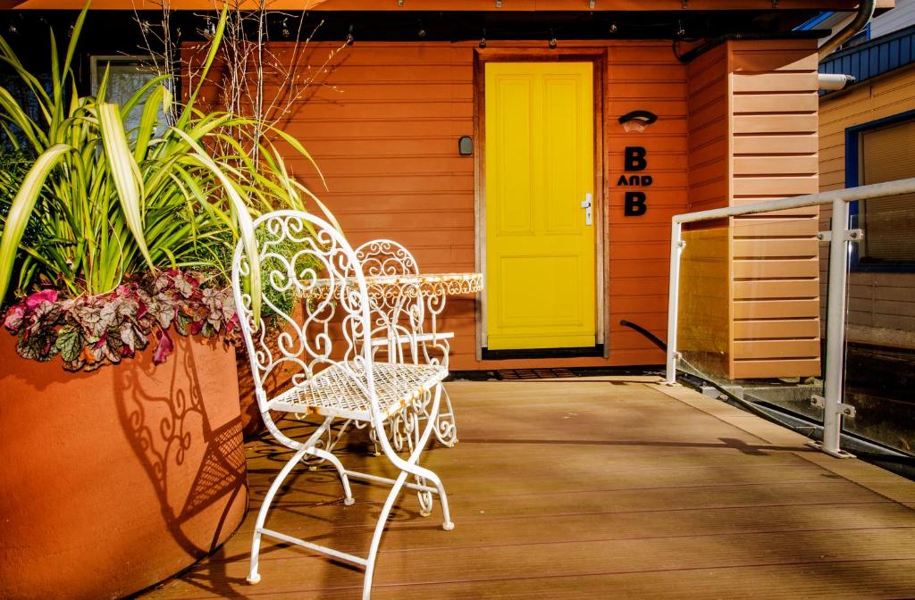 Houseboat studio with canalview and free bikes photo 1