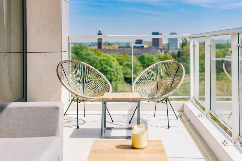 SHS HOMES-LUXE HIGHRISE, 2 BEDROOMS, KITCHEN, FREE PARKING, STUNNING VIEW, LARGE TARRASSE, Workspace photo 1