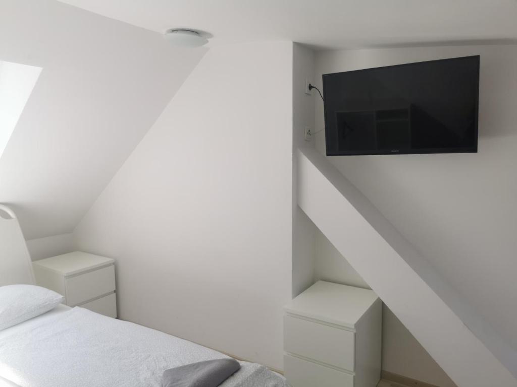 Rooms Ambrozic - Tap to explore photos