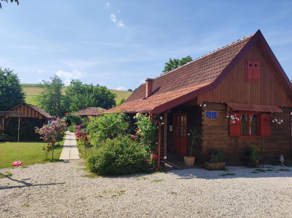 Pod orehom drvena kuća i sauna photo 3