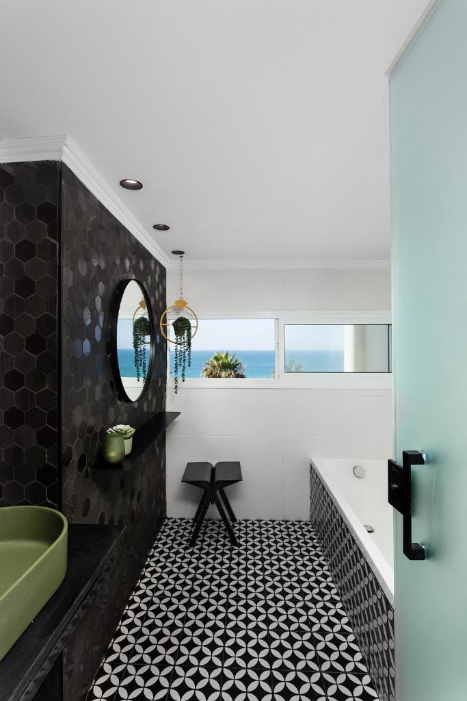 Seaview Stylish Apartment with Balcony photo 2