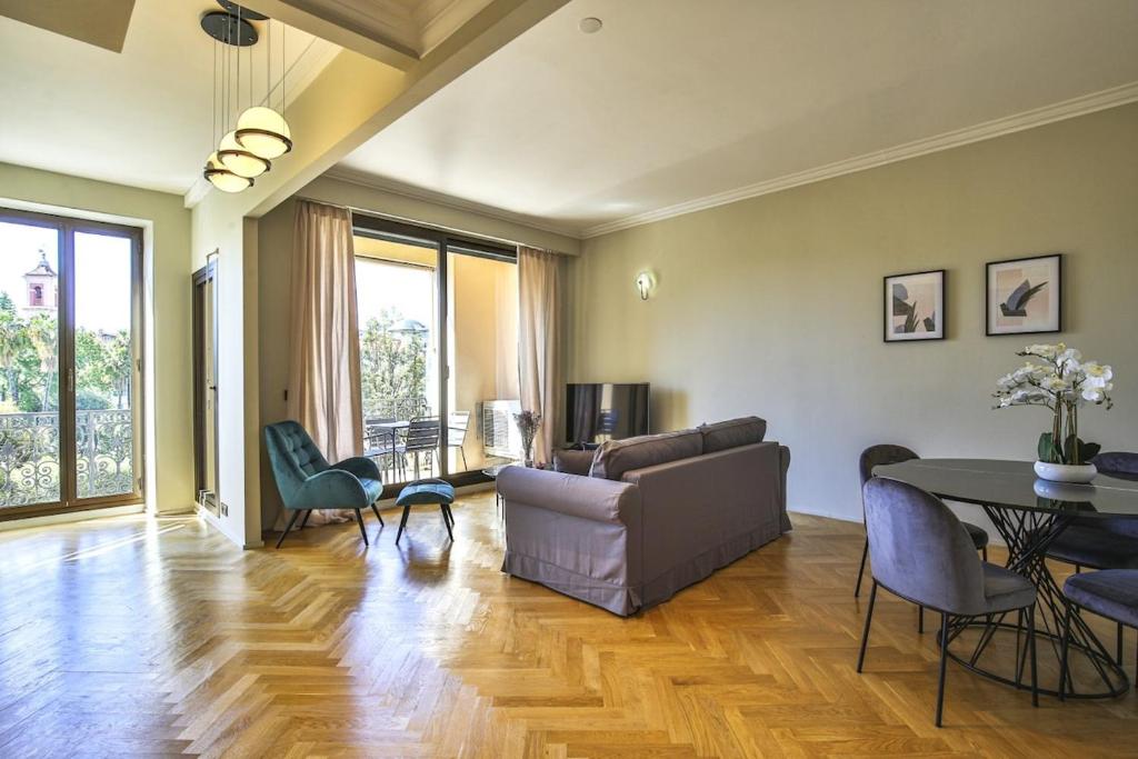 Balcon vue Coulée Verte. Luxe Plein cœur de Nice