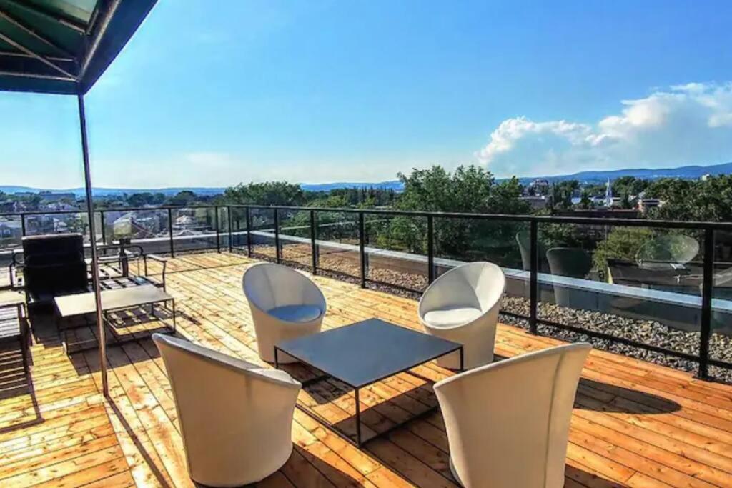 GOOD VIBES ONLY -Modern and spacious 2 bedroom condo 4 beds FREE PARKING, GYM photo 4