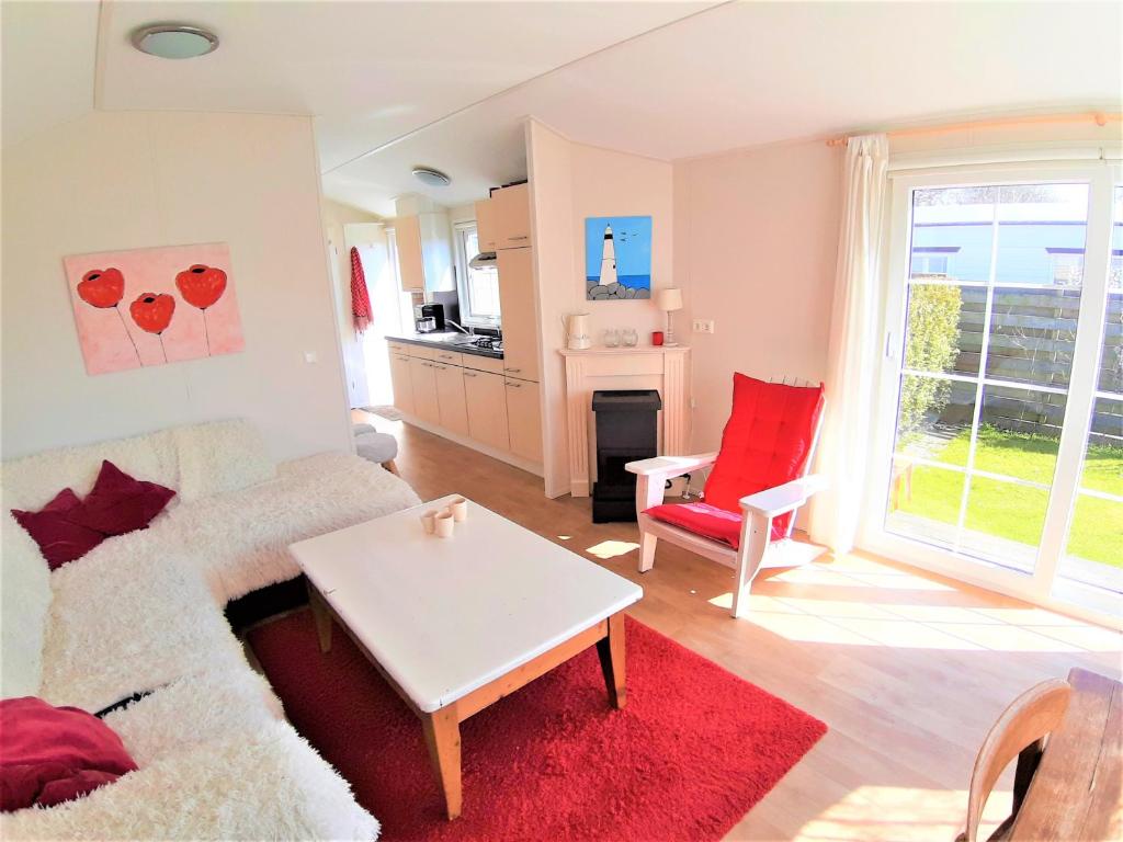 Chalet 556 op Recreatiepark De Wielen photo 2