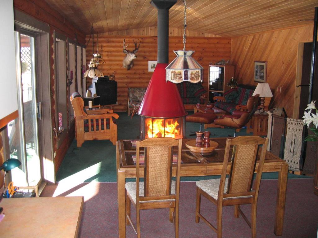 Kamloops Log Home Bed and Breakfast photo 2
