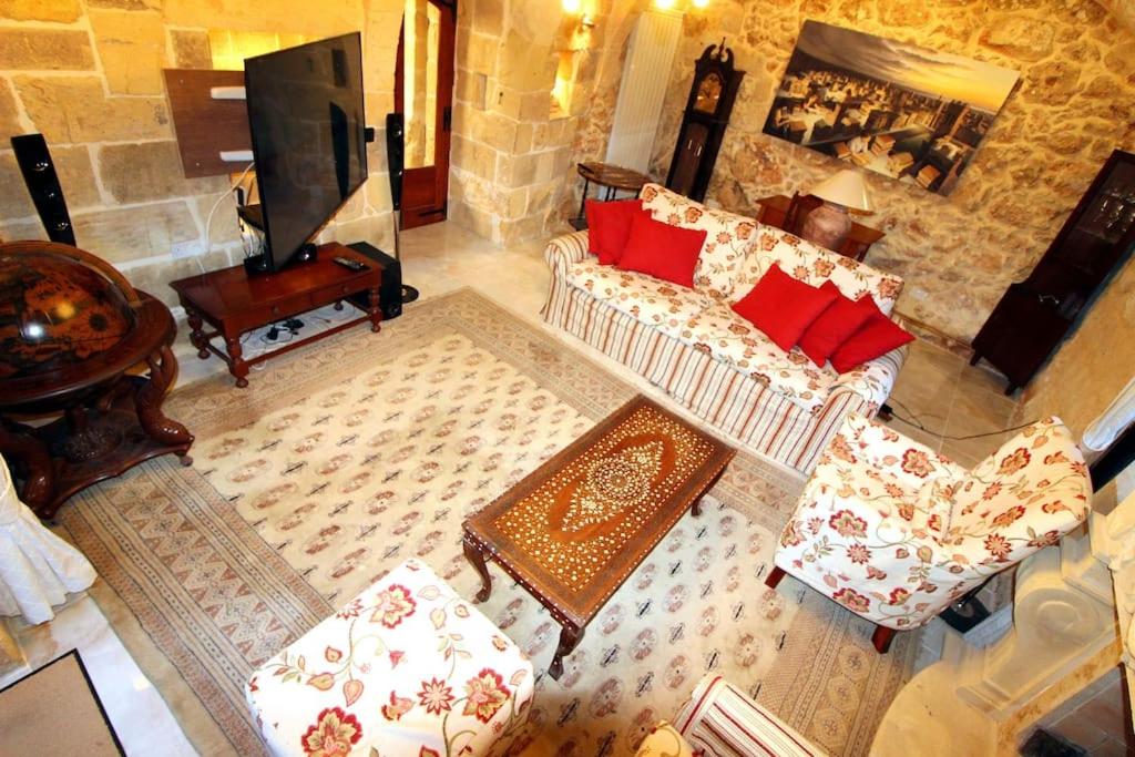3 bedroom Farmhouse - High Standard with Pool & Central Heating photo 1
