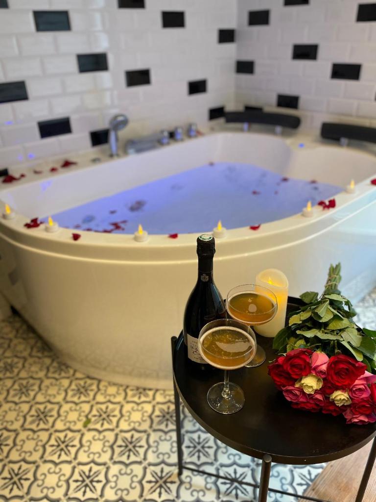 Vénus Love Room Jacuzzi en toute intimité photo 2