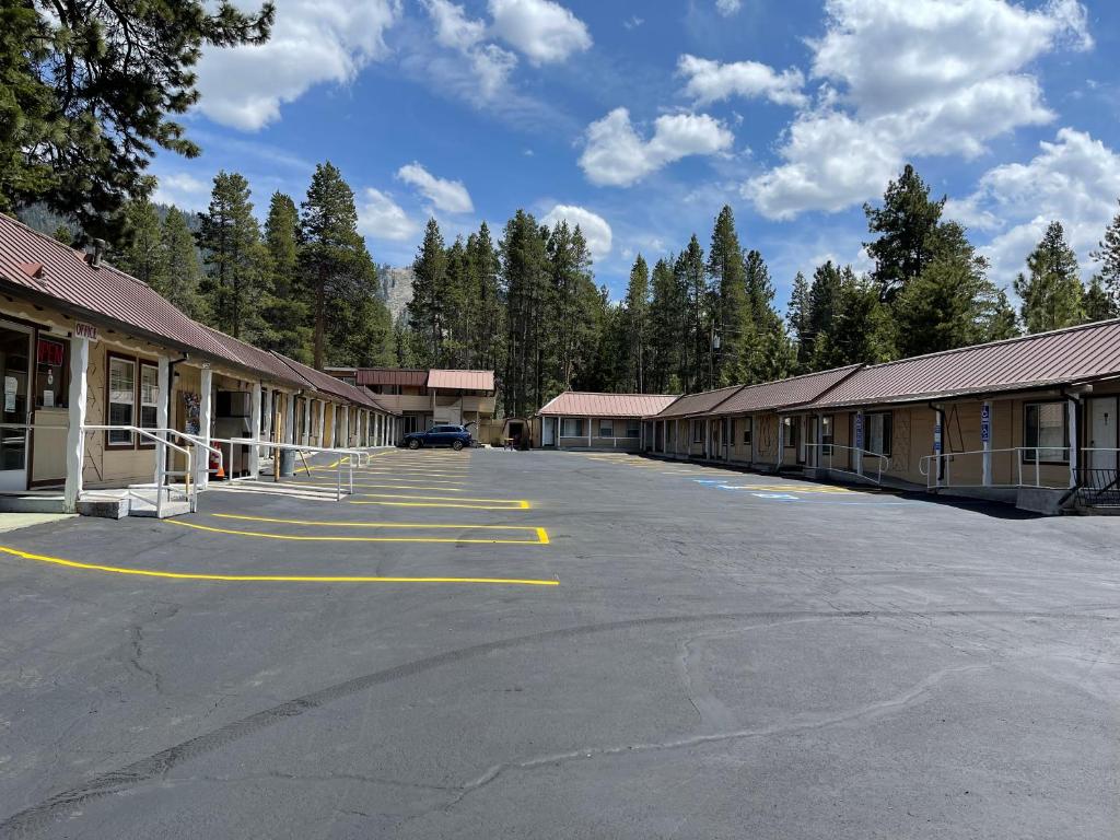 Pinewood Inn image