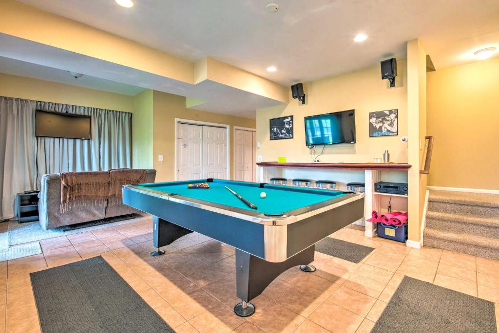 Lake Harmony Townhome with Deck and Gas Grill! photo 1