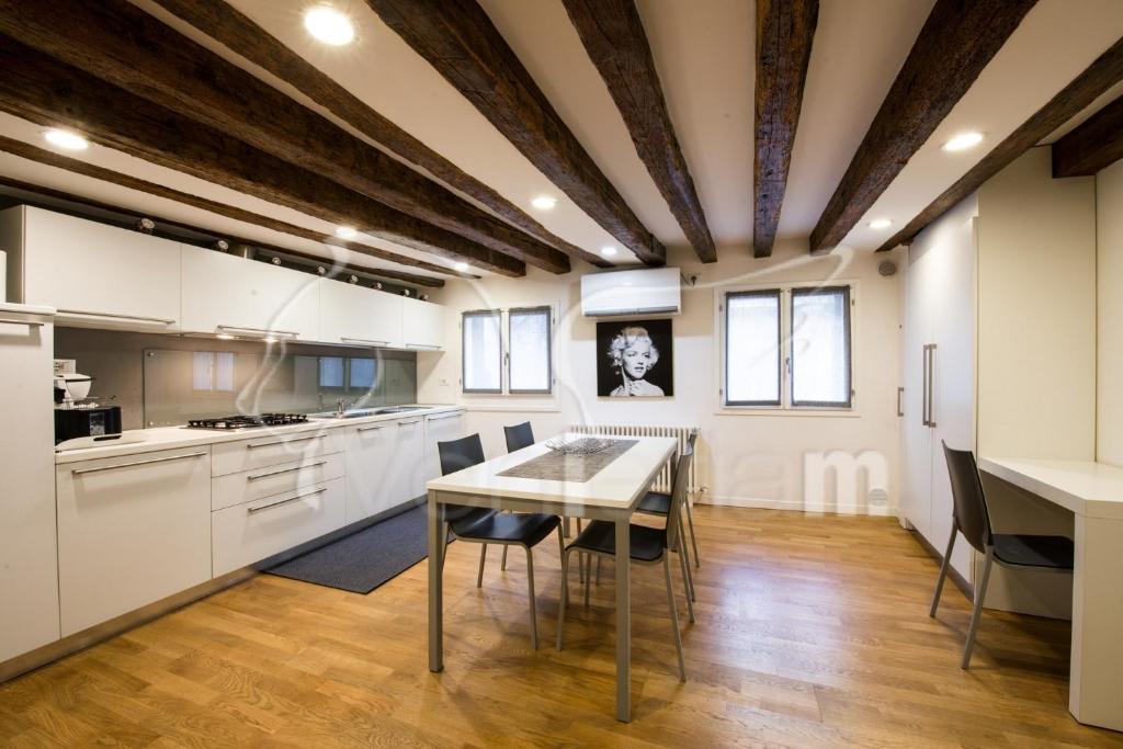 The Lion's House APT5 photo 1