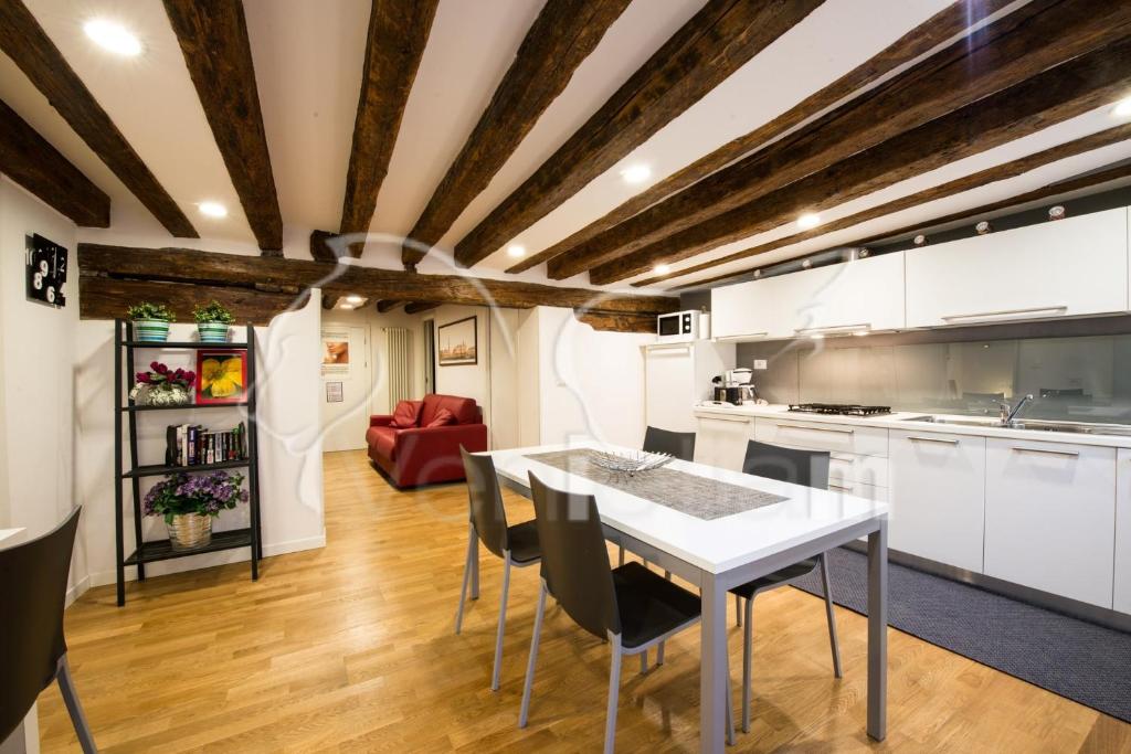 The Lion's House APT5 photo 2