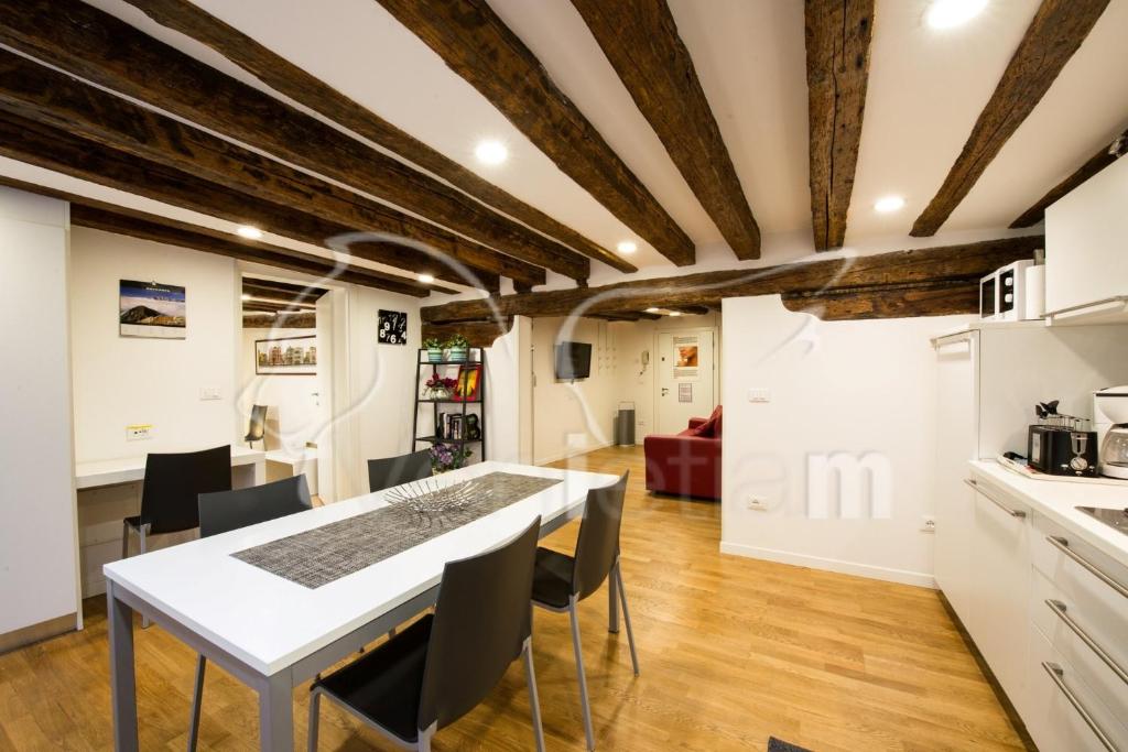 The Lion's House APT5 photo 3
