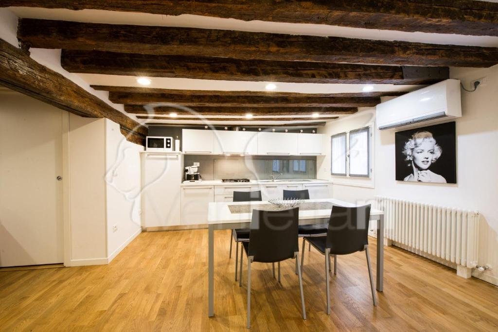 The Lion's House APT5 photo 4