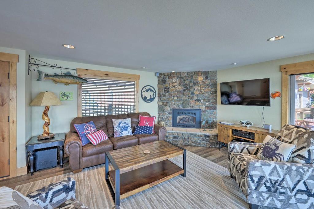 Similk Bay Retreat with Deck, Fire Pit and Hot Tub! photo 2