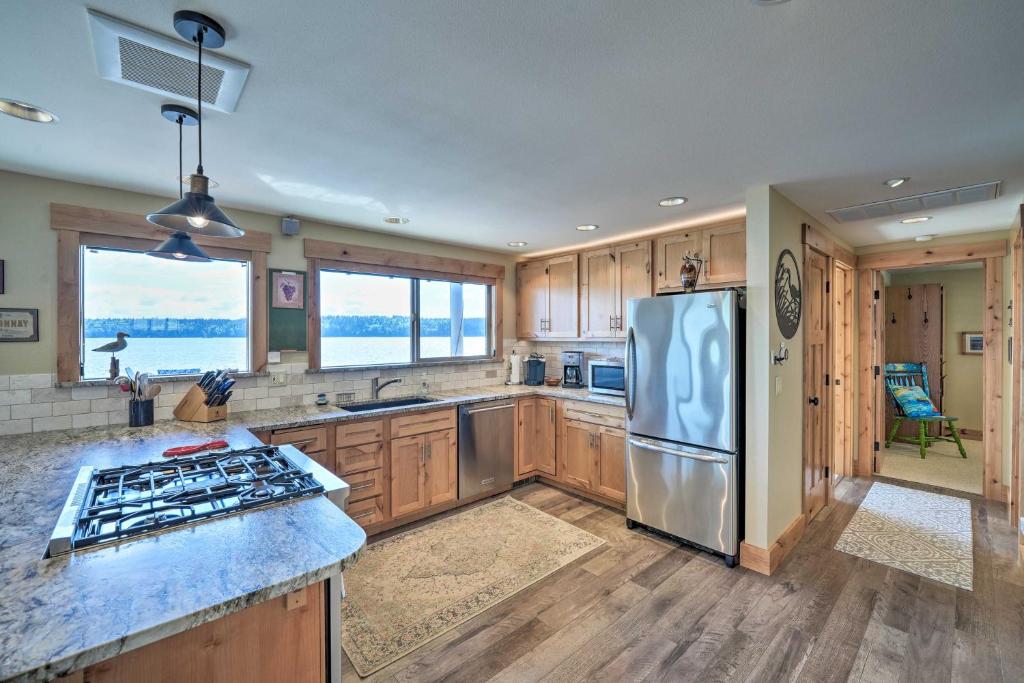 Similk Bay Retreat with Deck, Fire Pit and Hot Tub! photo 4