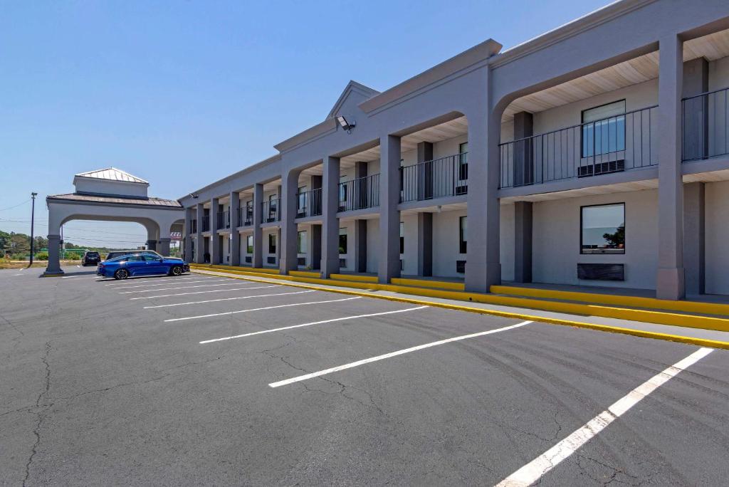 Clarion Pointe McDonough photo 3