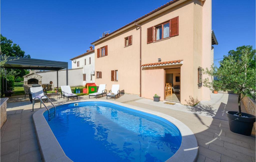 Stunning Home In Dobrani With 2 Bedrooms, Wifi And Outdoor Swimming Pool