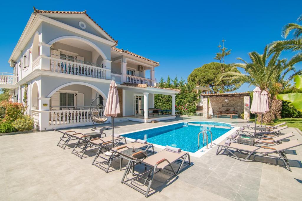 Luxury Villa Vanato & Pool photo 2