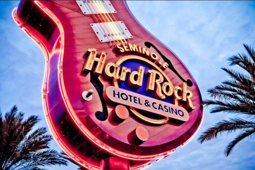 Stylish Suite Tampa Minutes to Hard Rock Casino