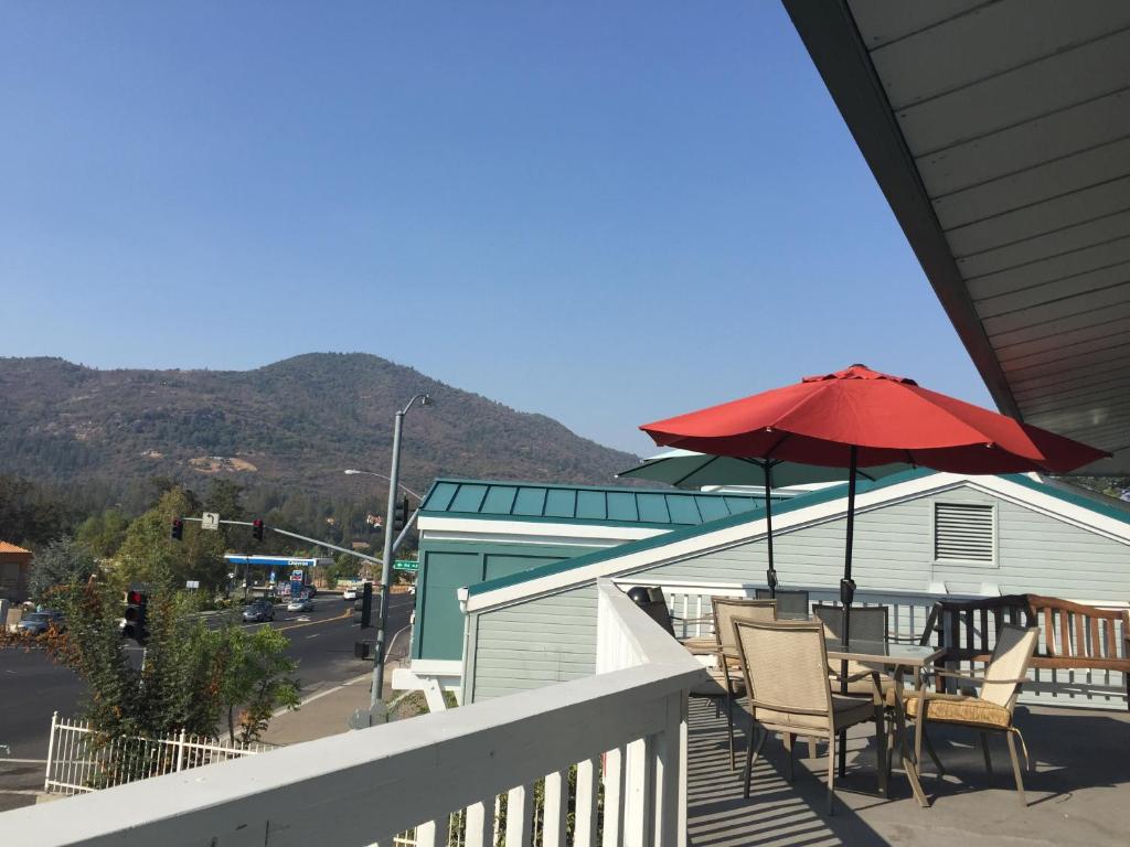 Oakhurst Lodge photo 1