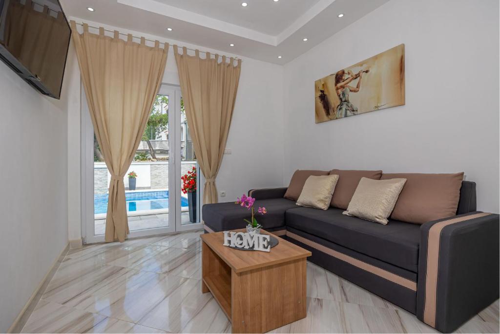 Holiday home Dusak with swimming pool and jacuzzi photo 1