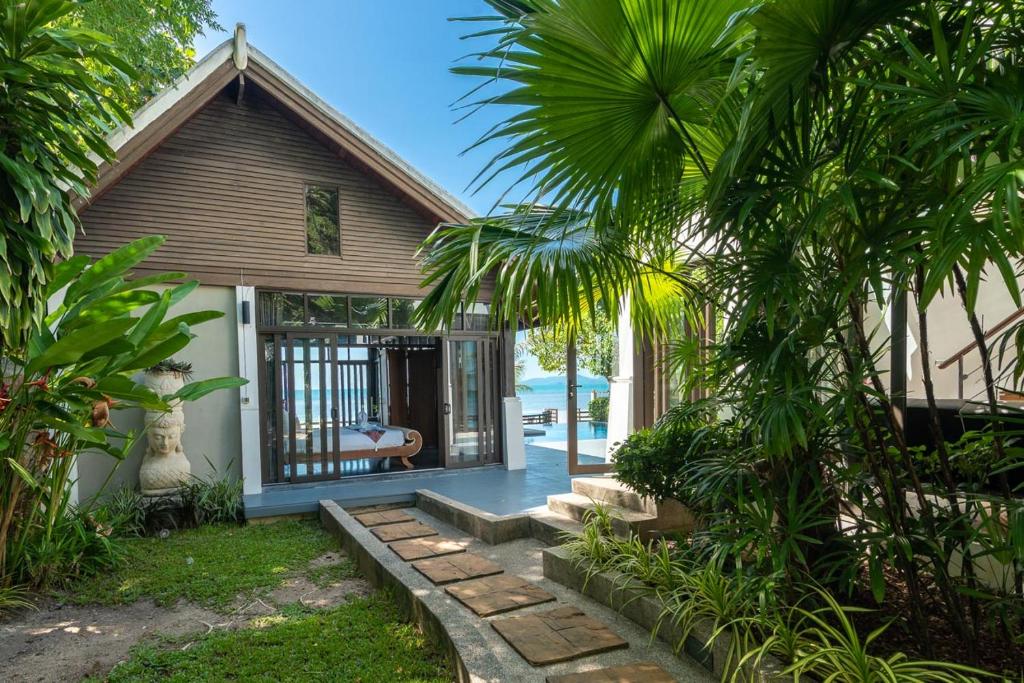 Beach Front Villa photo 1