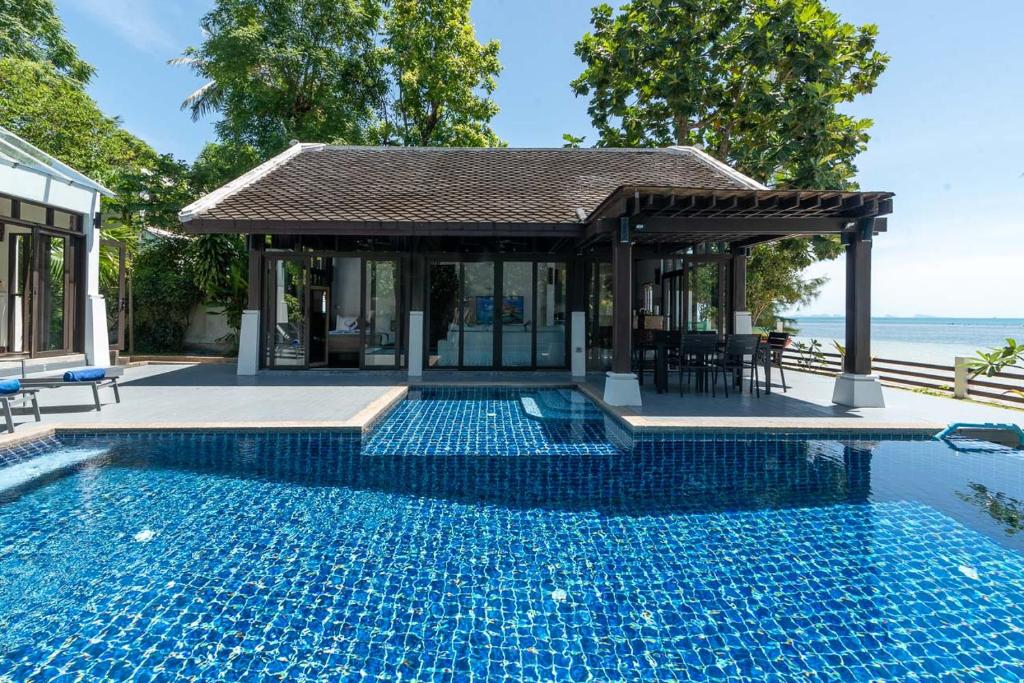 Beach Front Villa photo 2