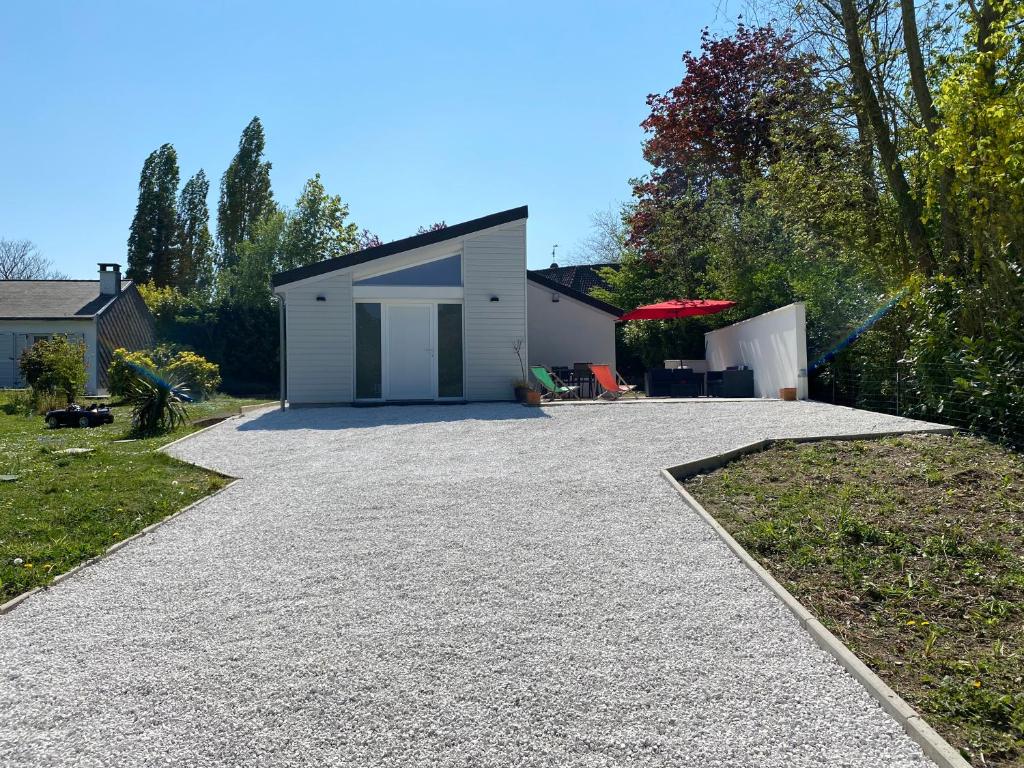 Villa entourée de verdure avec parking privé photo 1