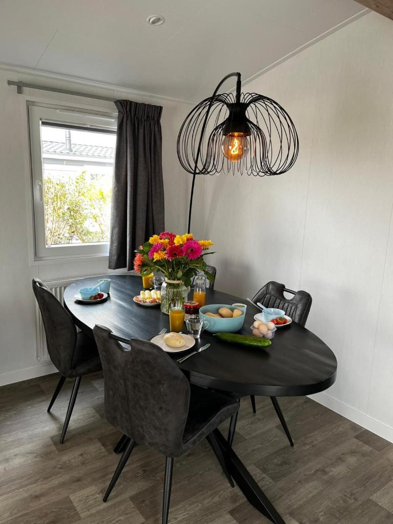 Polderhuisje 1 - Heerlijk chalet met overkapt terras en 2 slaapkamers - max 4 pers - 3 km van Noordzee - locatie op camping 1 photo 3