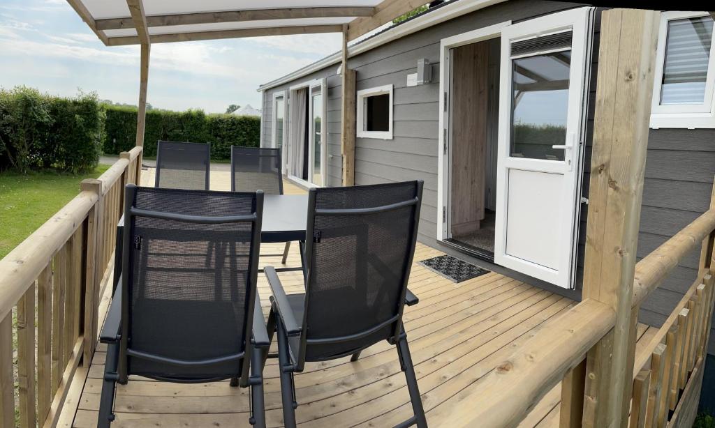 Polderhuisje 1 - Heerlijk chalet met overkapt terras en 2 slaapkamers - max 4 pers - 3 km van Noordzee - locatie op camping 1 photo 4