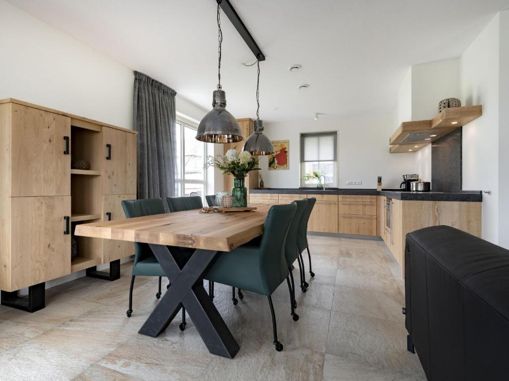 Spacious villa with a sauna, at the Tjeukemeer photo 4