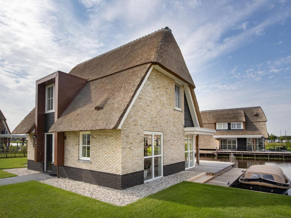 Spacious villa with a sauna, at the Tjeukemeer photo 1