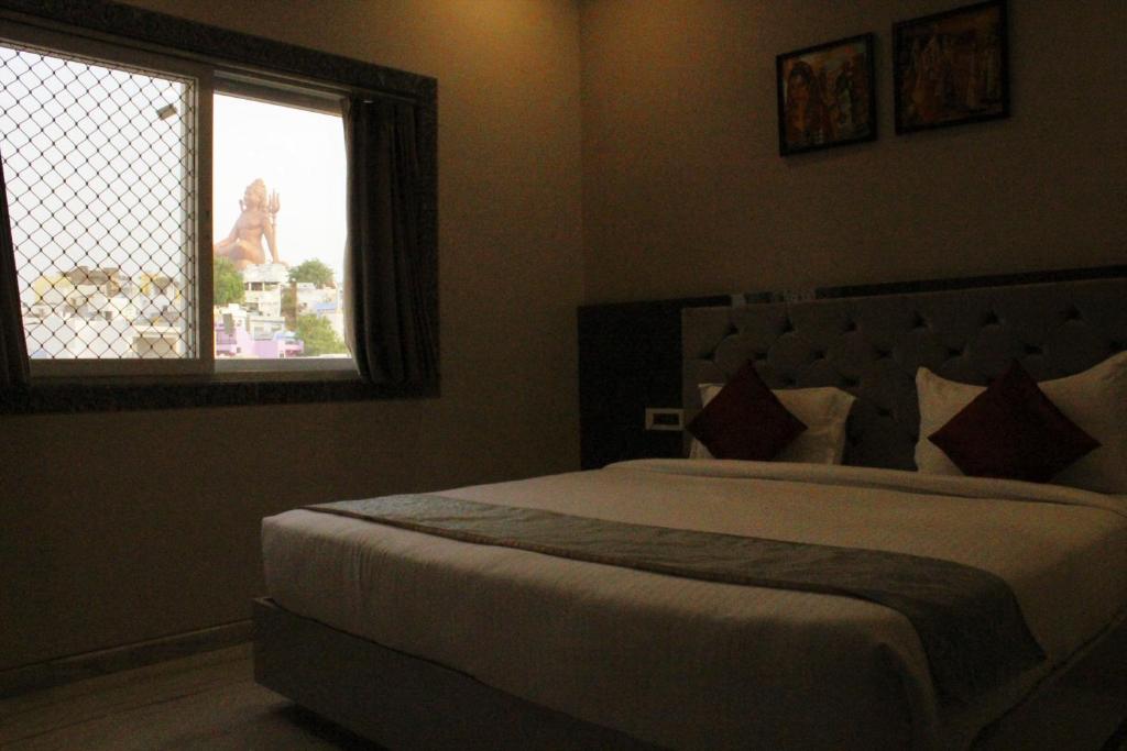 Hotel Shri Anand Dham, Nathdwara - 125 Meters away from the temple photo 2