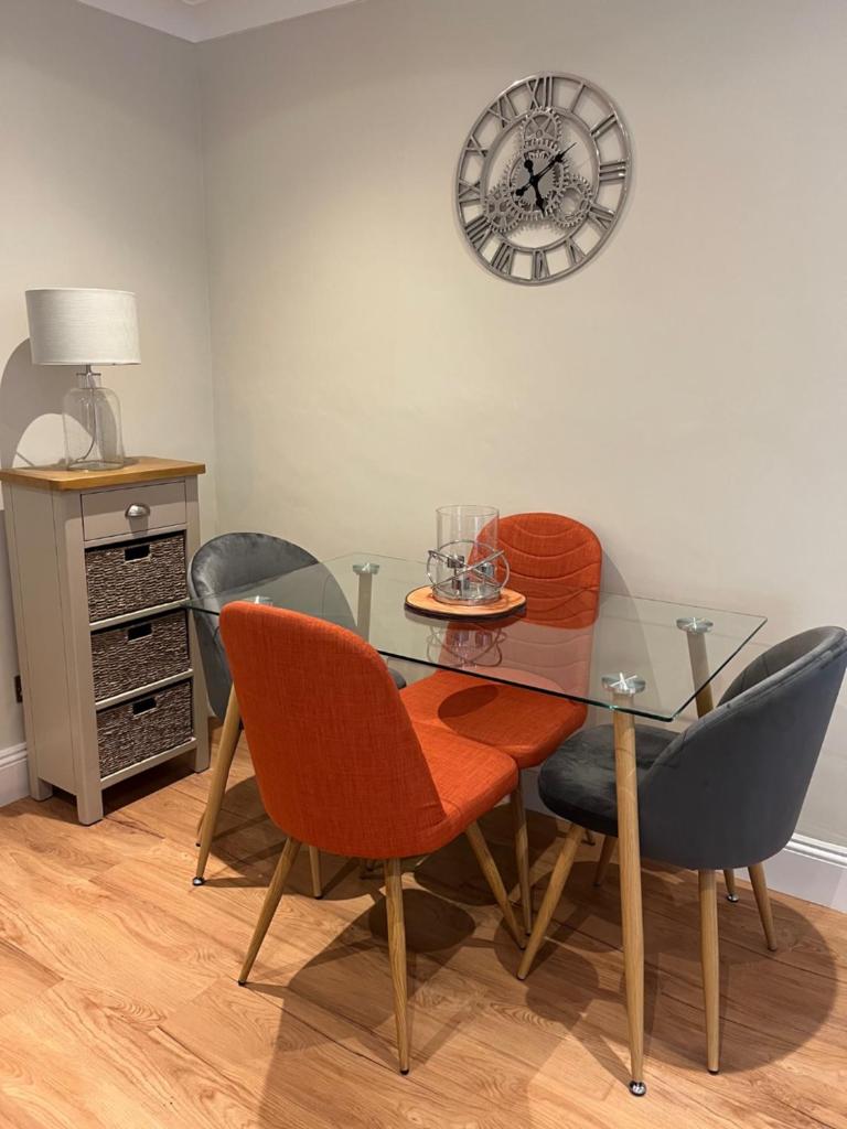 Luxury Refurbished 2 Bedroom Regency Apartment - Tap to explore photos