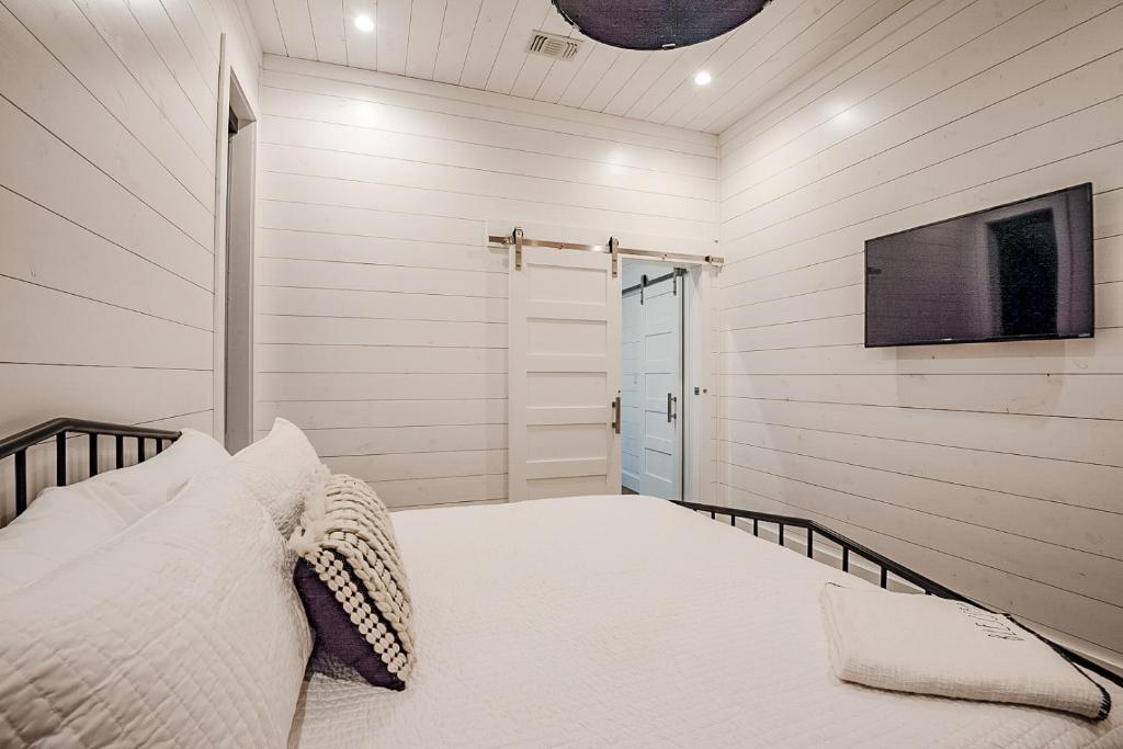 "The Barndo" 4BR Luxury Cabin, Hot Tub, Fire Pit, Bunks, Arcades, Playhouse! photo 2