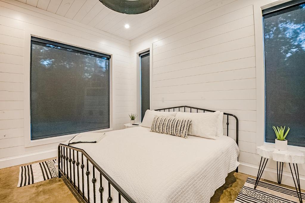 "The Barndo" 4BR Luxury Cabin, Hot Tub, Fire Pit, Bunks, Arcades, Playhouse! photo 1