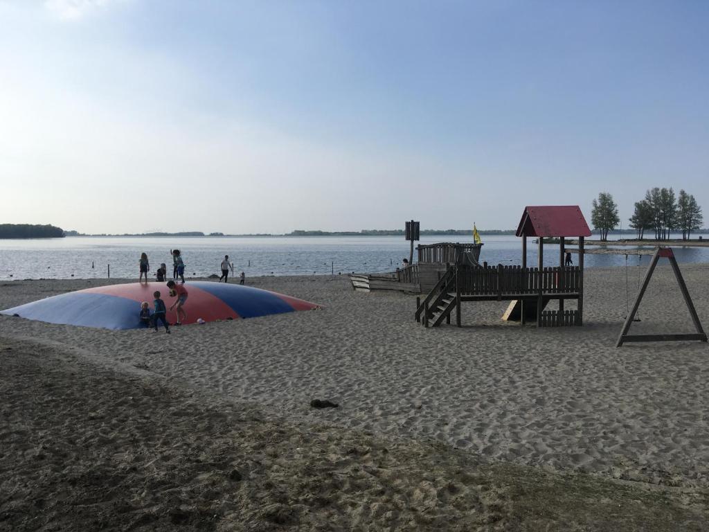 Fraai Tiny House aan het veluwemeer met uitzicht & veranda photo 3