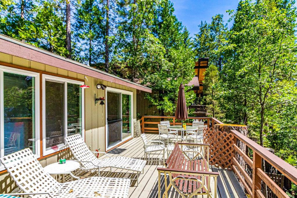 Todds Lakefront House photo 2