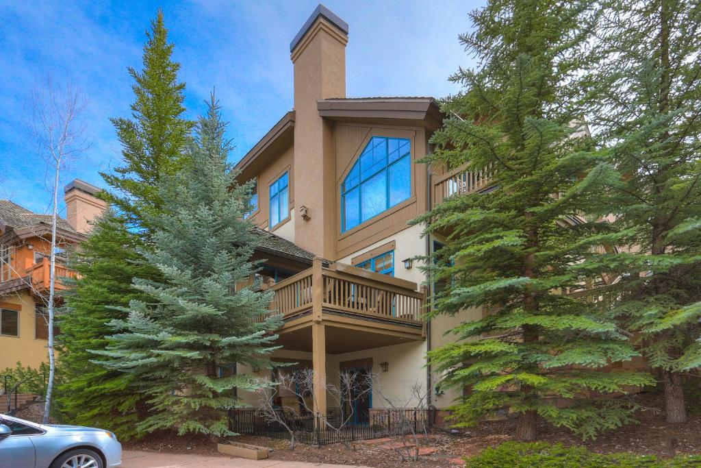 4br Plus Den Platinum Townhome, Walk To Lift 4 Bedroom Townhouse by RedAwning image