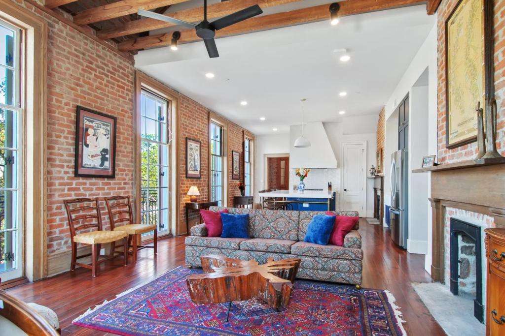 Fab 1838 Garden District 5BR with Parking And Balcony image