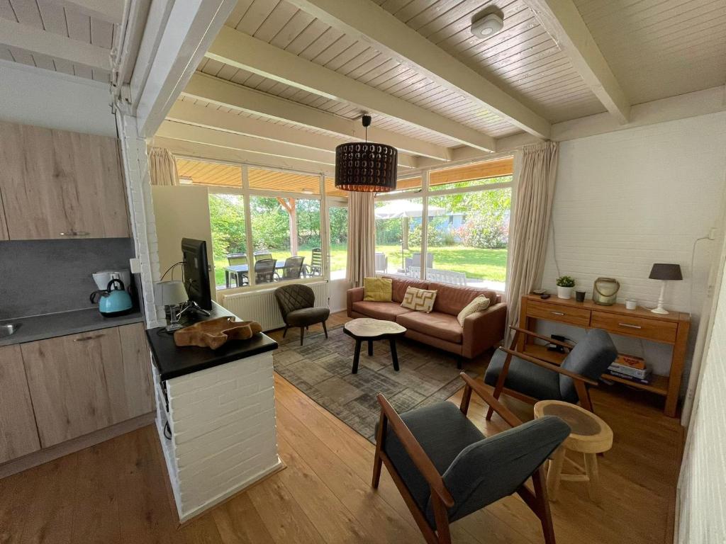 Tofino, een comfortabel vakantiehuis naast een bos en zwemmeer photo 3