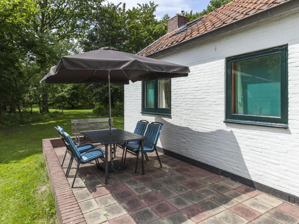 Attractive vacation home with spacious garden photo 1